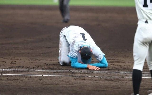 山梨学院・菰田にアクシデント　一塁走者と交錯→左手抑えて倒れ込む…6回の守備からベンチに退く