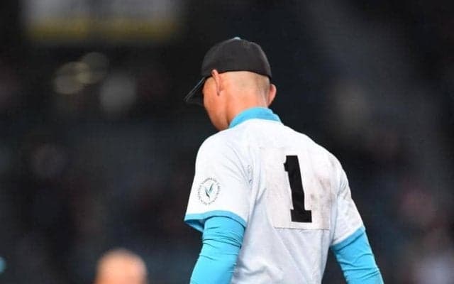 山梨学院の菰田は試合後に病院へ　「守る時は痛いが大丈夫」と気丈に話す　左手首を添え木で固定の痛々しい姿　一塁守備で打者走者と交錯し途中交代