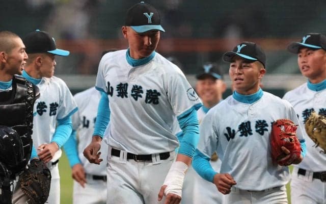 負傷交代の山梨学院・菰田「大丈夫だと思います」、左手首にテーピングを施し声で勝利に貢献【26年センバツ】