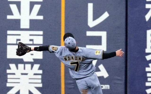 【阪神】中野拓夢、新背番号「７」見せながら打球好捕「打った瞬間ライトかと思ったけど」