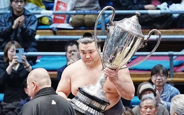 14場所ぶりＶで大関復帰確実の霧島が恒例の巨大な緑色マカロン受け取る　日仏友好杯の副賞