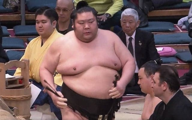 「脚の色が…」満身創痍の力士、15戦全敗で場所を終える 入場シーンでは心配の声も