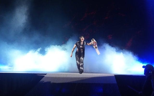 何が起こった？ 突如、床から美女登場→まさかの“ホラー・エンド”に観客騒然…往年の“地獄ムーブ”発動「狂ってる」