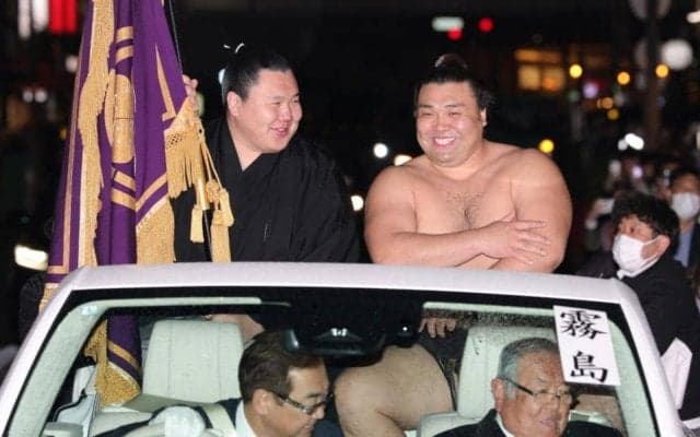 霧島が上半身裸で優勝パレード　笑顔で沿道の祝福に応えるもＳＮＳ「てかなんで霧島裸なの！？」「雨降ってるし寒そう」「風邪を引かないように～」