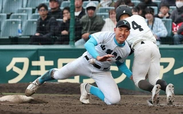 山梨学院・菰田が守備で走者と交錯、ベンチに退く　「捕るのも痛い」