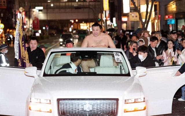 【珍事】霧島が締め込みのまま優勝パレード　時間が押して小雨が降り、急きょ上半身裸「寒い…」