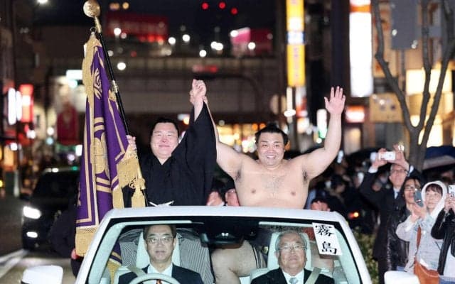 霧島の優勝パレードの旗手は大青山　元付け人で「関取として一緒に乗れるのはうれしい」