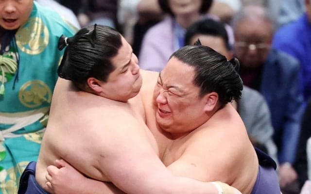 十両優勝はモンゴル出身の出羽ノ龍「引かないように前へ圧力」決定戦で若ノ勝を下す