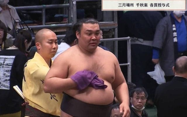 「デカすぎる」「なんやこれw」霧島に“巨大すぎる”副賞 「館内ざわついてて草」ファン騒然