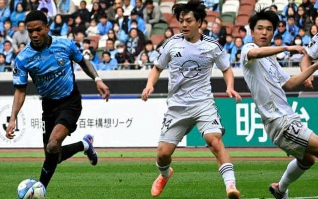 マリノスの木村卓斗と山根陸が躍動　「兄弟」ボランチで突き上げ図る
