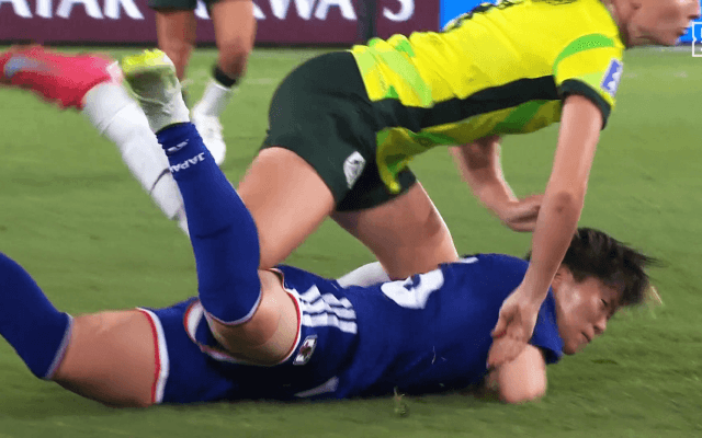 「完全に掴んでるよ！」なでしこFWが“ラグビータックル”被害…「審判さん甘すぎ」「アメフトかよ」まさかの判定にファン騒然【女子アジア杯】