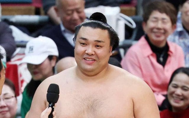 霧島、２人の子どもに挟まれ念願のバンザイ「諦めずやってきてよかった」横綱への思いも解禁