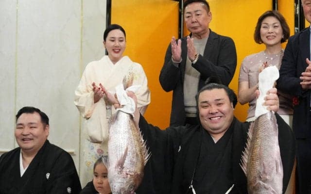 霧島のホラン夫人「私もすごく幸せな気持ちです」　元小結白馬が通訳買って出て取材盛り上げる