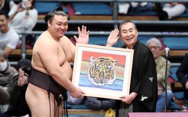 桂文枝が霧島と「いらっしゃ～い」春場所恒例「吉本興業賞」プレゼンターでNGKフリーパス授与