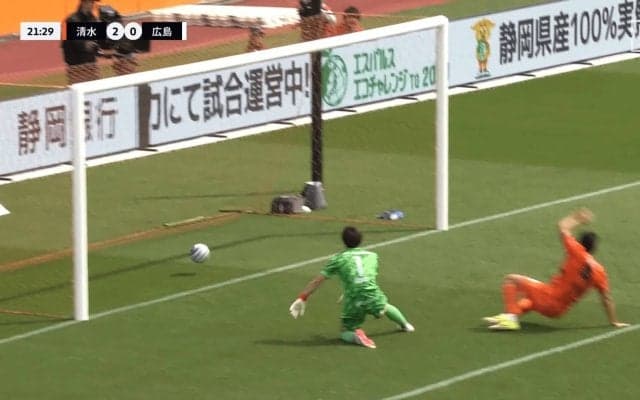 「何してる…」日本代表GKが“痛恨ミス”でまさかの失点→ファン悲鳴「さすがに擁護できん」「最近どうした」大迫敬介が天を仰ぐ