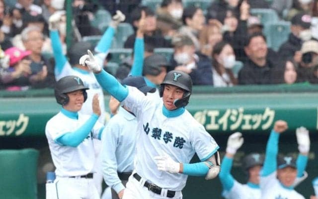 山梨学院・菰田「打った瞬間」甲子園初アーチ　開始わずか２分！５得点起爆　五回走者と交錯「これまでにない痛み」も次戦へ闘志
