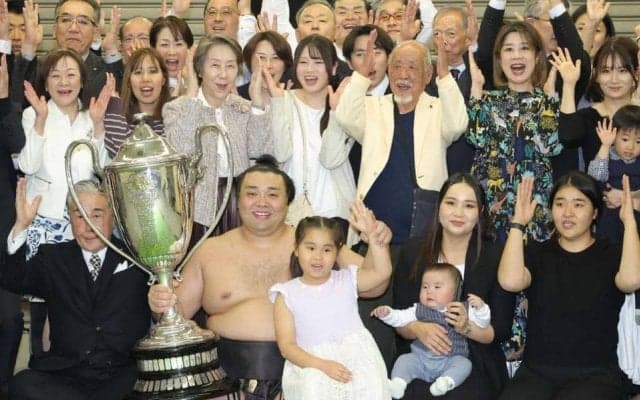 霧島が大関復帰確実　千秋楽黒星も１２場所ぶり復帰へ「いつか戻るんだと信じて頑張った」　異例のまわし姿のままＶパレード