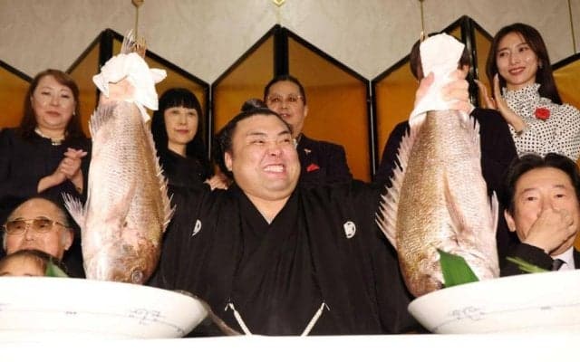 霧島　長女アヤゴーちゃんも万歳「ちゃんとできていたかわからないですけど」「お母さんの誕生日。最高です」【一問一答】