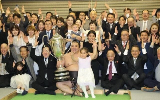 大相撲　復活Ｖの霧島が愛娘の約束かなえた瞬間　ホラン夫人に抱っこされた長男も激カワ♥すっかりパパの顔に