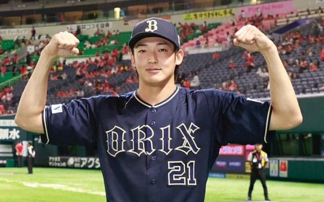 新妻と寄り添う27歳が「絵になるなぁ」　球界随一イケメンの入籍報告が「幸せそう」