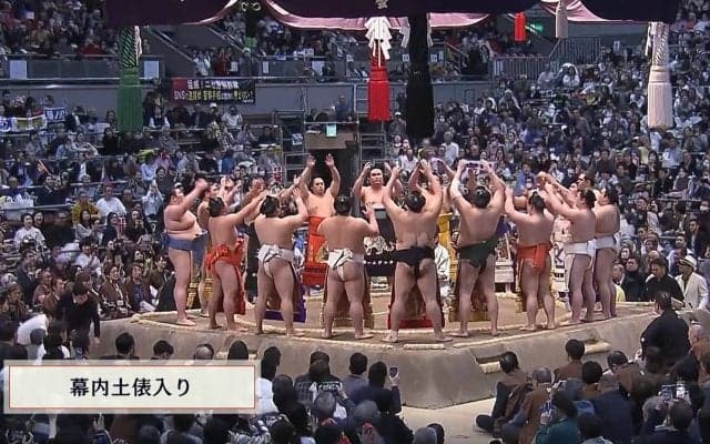 「なんか早くね？」千秋楽で高速土俵入りの珍光景 序ノ口優勝力士も花道で大慌て