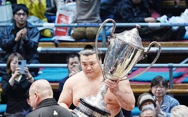 春場所優勝の霧島が吉村洋文大阪府知事から祝福…「ツーショットもかっこいい」「嬉しそう」