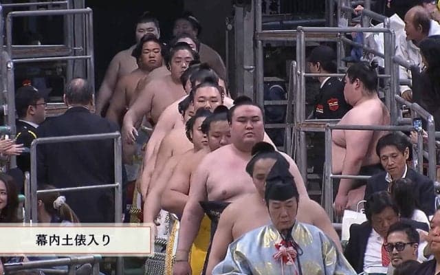 大相撲春場所、“風物詩“のお姉さんが見せた咄嗟の気遣いに「素敵」「力士への配慮やね」称賛の声 土俵入りで思わぬ一幕