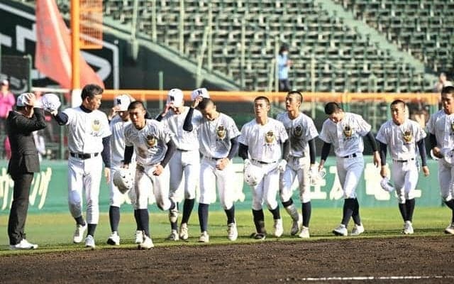 佐野日大、持ち味の打線つながらず　「守備からリズム」一端は示す