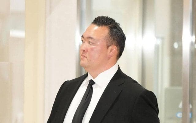 元大関若嶋津さん通夜に400人　元歌手のみづえ夫人ら遺族が見送り