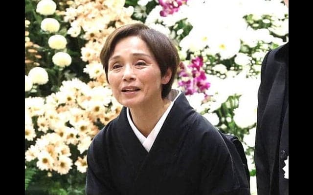 【元大関・若嶋津さん通夜】喪主のみづえさん、弔問客４００人にあいさつ　祭壇は花であしらわれた「土俵」 棺には愛用の緑色ネクタイも　戒名は「輝生院法桓誠雄賢德善士」…１５日に死去、享年６９