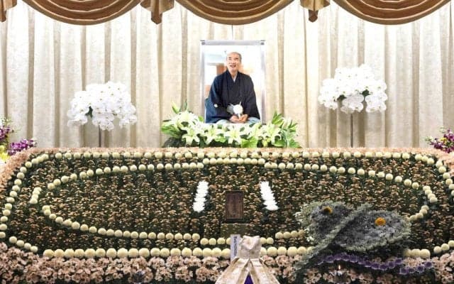 【元大関・若嶋津さん通夜】喪主のみづえさん、弔問客４００人にあいさつ　祭壇は花であしらわれた「土俵」　戒名は「輝生院法桓誠雄賢徳善士」…１５日に死去、享年６９