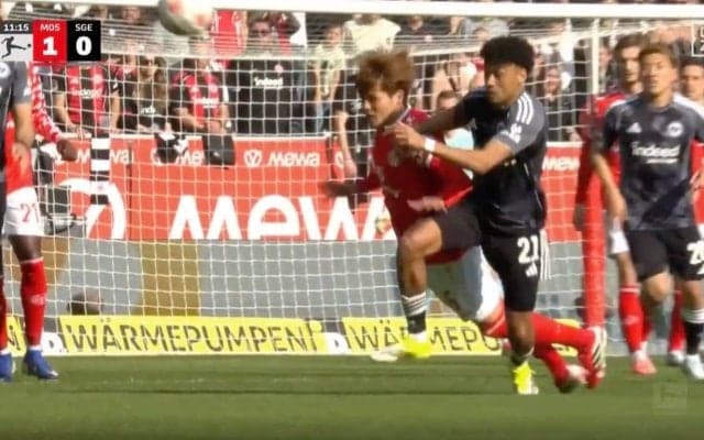 一体、何が…？ 佐野海舟にタックルで“珍ハプニング”「止めたれよ」「大丈夫か」ドイツ代表DFが起き上がれず悶絶→ボールがまさかの直撃