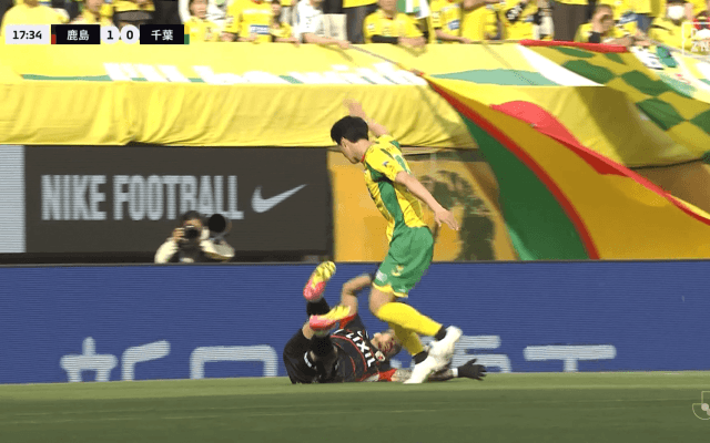 「後ろから押してるやん」鹿島vs千葉の“PKなし判定”が物議！「ちょっとダイブ気味？」「VARで見てよ」ファン騒然の微妙な接触