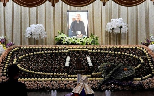 元大関若嶋津さん通夜　遺影はみづえ夫人との長女アイリ前撮り写真　二所ノ関親方ら４００人が参列