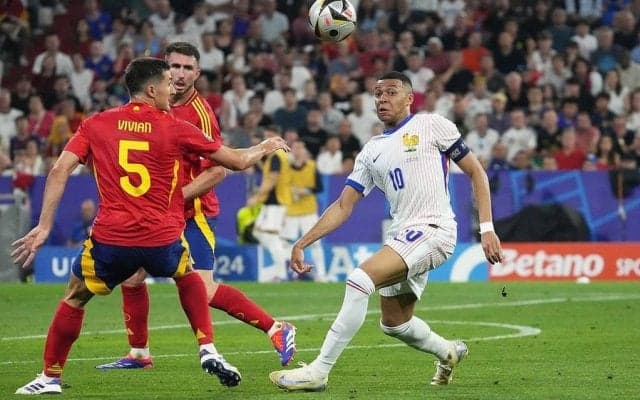 ｢かっこいい!!｣フランス代表の｢自由の女神も意識｣の新ユニフォームに世界が興奮！｢斬新」｢あまりに好き」