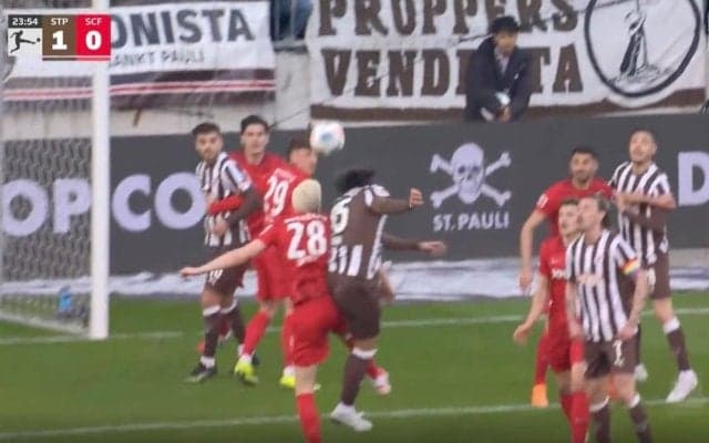 場内騒然！日本代表・安藤智哉、衝撃の“190cm豪快ヘッド”「打点高すぎ」強靭フィジカル→ドイツ代表の上から叩き落とす「デンジャー！」 