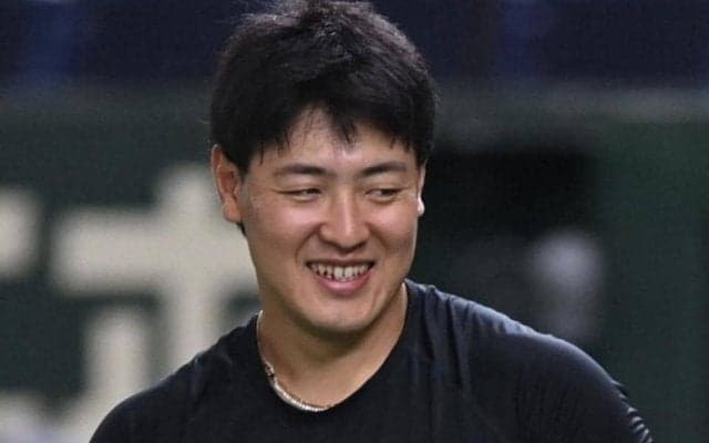 岡本和真が表情キリリのモデルショット！ゲレーロJr.がかっこいい！Ｂジェイズが５０周年記念グッズ公開　選手がモデル務める