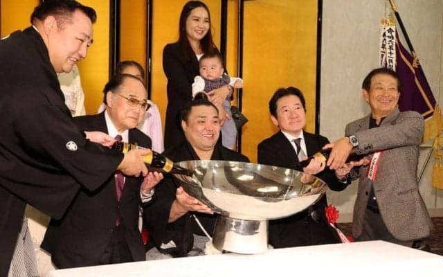 「奥さんかわいいな」復活Ｖの霧島　支えた家族の姿にも反響「娘さんすごくキレイな万歳」「お相撲さんの奥さんって綺麗な人ばかり」