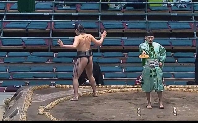 「力士なのに逆三角形」「すんごいカラダ」三月場所で話題の18歳力士にファン熱視線