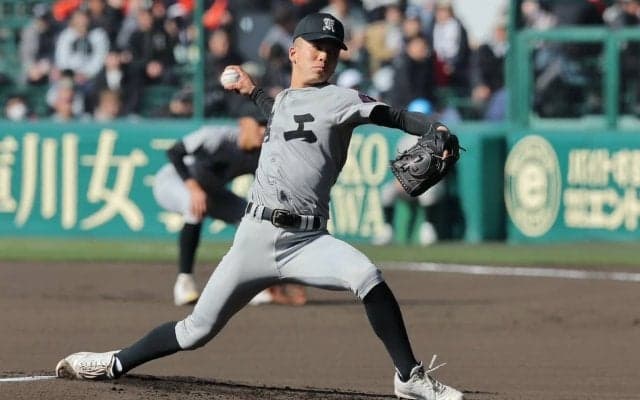 大阪桐蔭を7回まで2安打1失点の好投…昨秋背番号｢4｣だった伝統校の技巧派右腕にSNS驚き｢セカンド守るの？｣｢びっくり｣【センバツ】