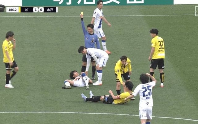「なんでイエロー？」Jリーグで“まさかの判定”が物議…「危なーい！」解説絶叫のエアバトルで柏DFと事故衝突→警告の水戸FWが苦笑い