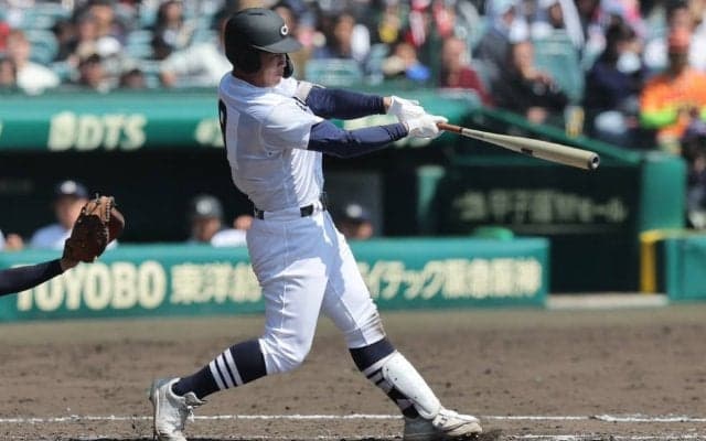 中京大中京の主砲が豪快2ラン！8強進出へ左翼スタンドに強烈な一発【センバツ】