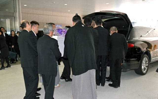 元大関・若嶋津さんの告別式　出棺時の沿道には１００人以上のファン　「若嶋津！」のかけ声と拍手で見送られる