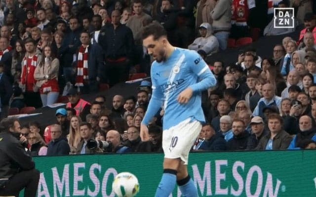 挑発かエンタメか？シティ10番の“魅せるリフティング”に賛否両論！「無礼だ」「遊びは大事」アーセナルDFは怒りの体当たり→名将は呆れ顔