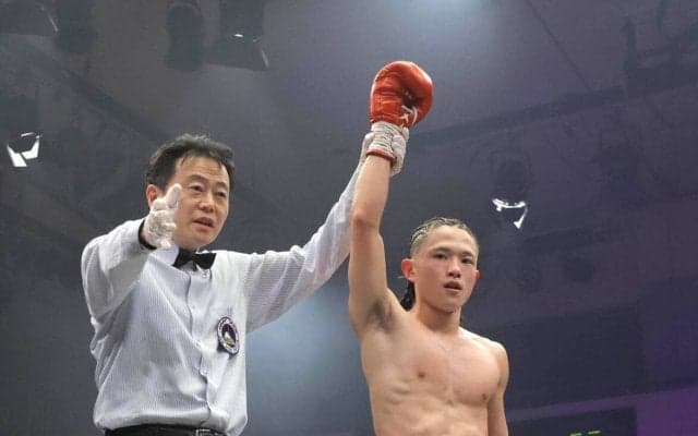 【ボクシング】「ザ・サンダー」片岡雷斗が６回ＴＫＯ勝利デビュー「夢と希望を与える格好いいボクサーに」　井上尚弥・拓真兄弟もリングサイドで熱視線