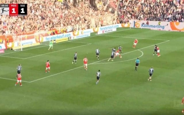 どうなってる…！？ 佐野海舟が「バケモノすぎる」相手3人囲まれながら“ドリブル突破”→驚異の“鬼フィジカル”「体強すぎ」「重戦車かよ」