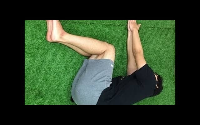 ぐっすり眠るために！スポーツトレーナーが実践「首・肩のストレッチ～痛みがある時編～」