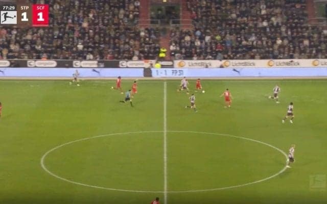 ウソでしょ…！？ 日本代表、鈴木唯人、脳がバグる“ありえないシーン”「これはヤバい」「めっちゃ速いな」3人置き去り→ピッチ横断35m“爆速ドリブル”