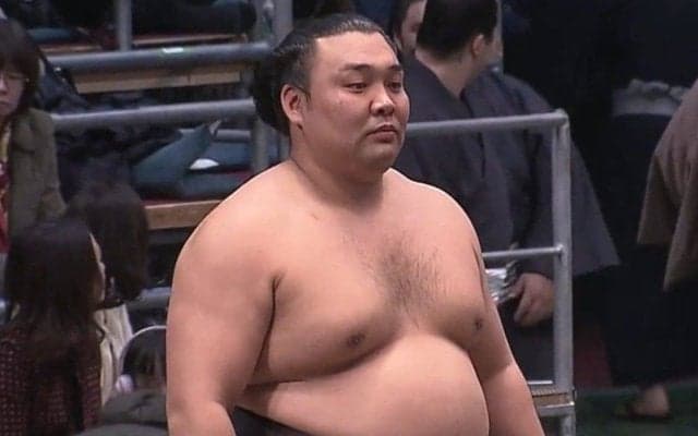 「顔が隠れてるw」霧島を祝福した“規格外”の物体 巨大すぎる副賞に「また隈二郎w」「これ食えるんか」ファンがざわつき