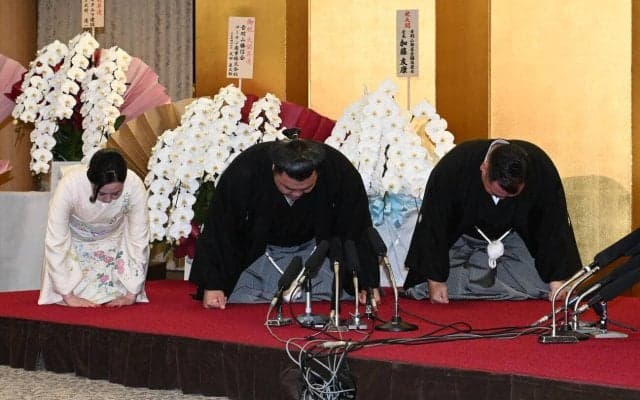 霧島の口上を考えたのは元鶴竜の音羽山親方だった　雨の中、傘も差さずに霧島を見守る父であり兄